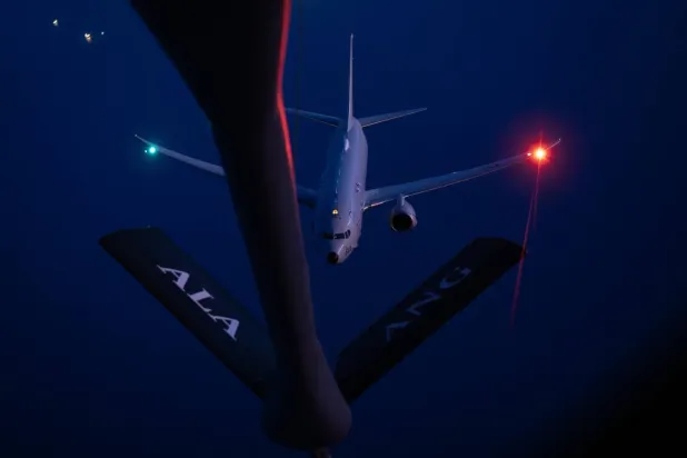 İran limanlarının abluka altına alınması sırasında bir ABD KC-135 yakıt ikmal uçağı, P-8 Poseidon deniz devriye uçağına yakıt ikmali yapıyor (CENTCOM)