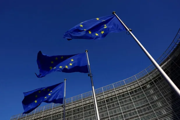Brüksel'deki Avrupa Komisyonu binasının önünde dalgalanan AB bayrakları (Reuters)