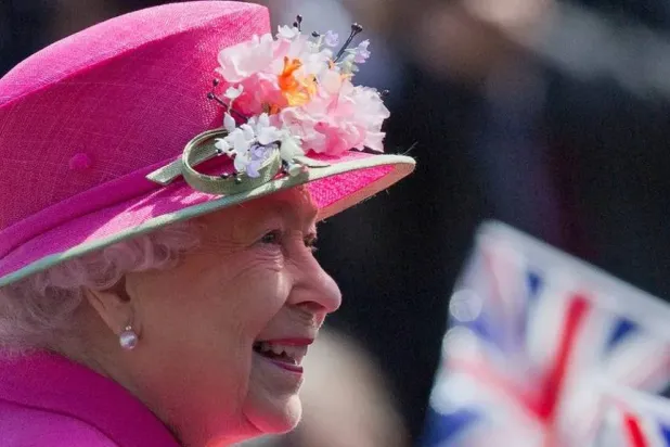 أعلن الملك تشارلز أن سيرة والدته الذاتية باتت قيد الإعداد (أ.ف.ب)