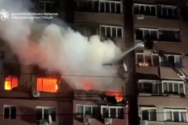 İtfaiyeciler, Rusya'nın Ukrayna'nın doğu-orta kesimindeki Dinyeper kentine düzenlediği saldırının ardından çıkan yangını söndürmek için çalışıyor (Reuters)
