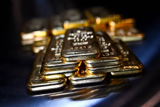 سبائك ذهبية موضوعة على طاولة في قبو لدى تاجر المعادن الثمينة «برو أوروم» (د.ب.إ)