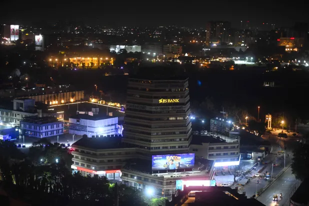 صورة لأفق مدينة كراتشي المضاء قبيل يوم الأرض في كراتشي (إ.ب.أ)