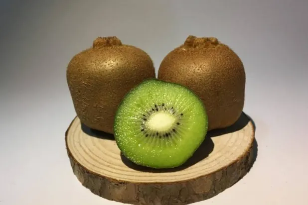 يمكن لفاكهة الكيوي أن تزيد مدة النوم وتقلل الوقت اللازم للدخول فيه (بكساباي)
