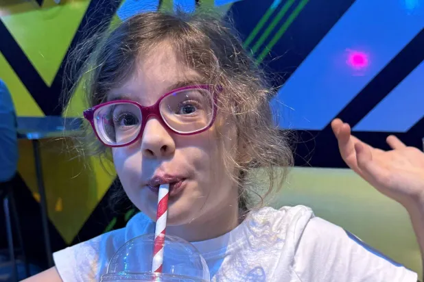 الطفلة التي تدعى سافي ساندفورد بعد استعادة بصرها (صورة نشرها مستشفى غريت أورموند ستريت الذي قدم لها العلاج)