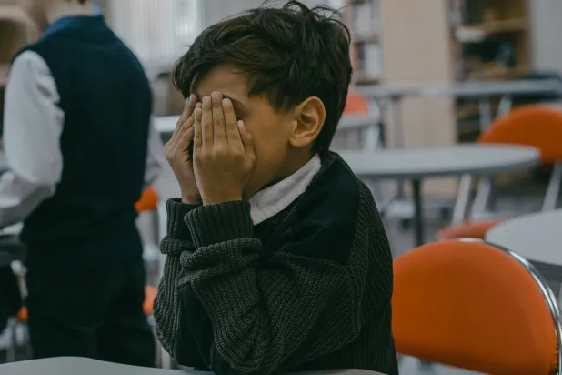 التعرض للإساءة في مرحلة الطفولة قد يزيد خطر الإصابة بالسرطان بعد عقود (بيكسلز)