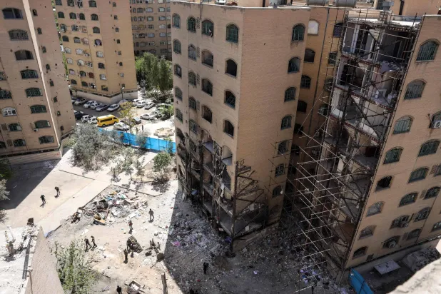 مبنى تعرض لغارات جوية أميركية إسرائيلية قبل أيام من دخول وقف إطلاق النار بين إيران والولايات المتحدة حيز التنفيذ بجنوب طهران (أ.ف.ب)