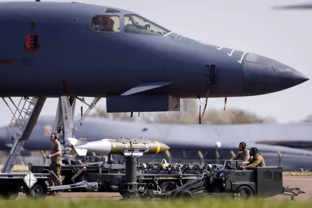 أفراد من القوات الجوية الأميركية يقومون بأعمال صيانة على مدرج قاعدة فيرفورد الجوية في غرب إنجلترا - يوم 8 أبريل (إ.ب.أ)