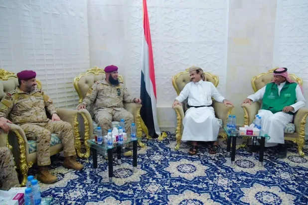 محافظ شبوة عوض بن الوزير خلال استقباله مسؤولي التحالف والبرنامج السعودي مؤخراً (السلطة المحلية)