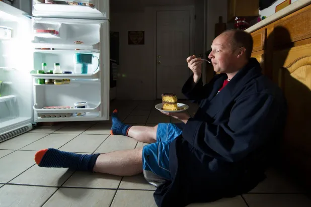 تناول الطعام ليلاً من السلوكيات الشائعة لدى كثير من الأشخاص (جامعة بريغام يونغ الأميركية)