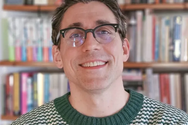 مؤلف كتاب ما لا يقال في المؤتمرات الصحافية (حساب تيم بيرسيفال على منصة «إنستغرام»)