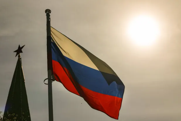 العلم الوطني الروسي أمام برج الكرملين (إ.ب.أ)