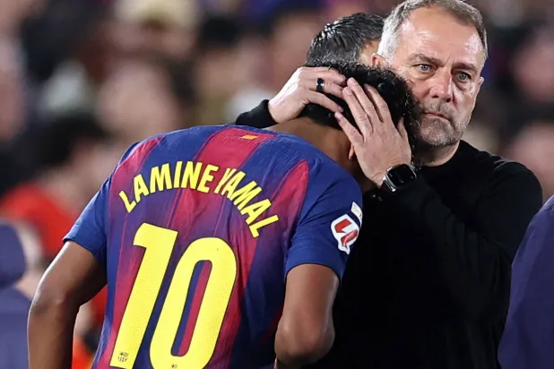 لامين جمال مع فليك مدرب برشلونة (أ.ف.ب)