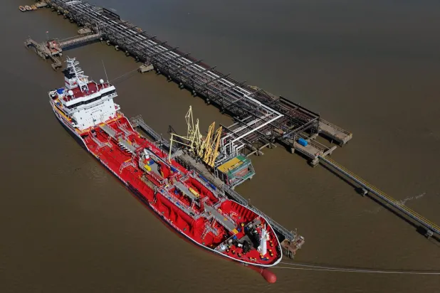 وحدات تخزين النفط والغاز والوقود بمحطة نافيغيتور في غرايز ببريطانيا (إ.ب.أ)