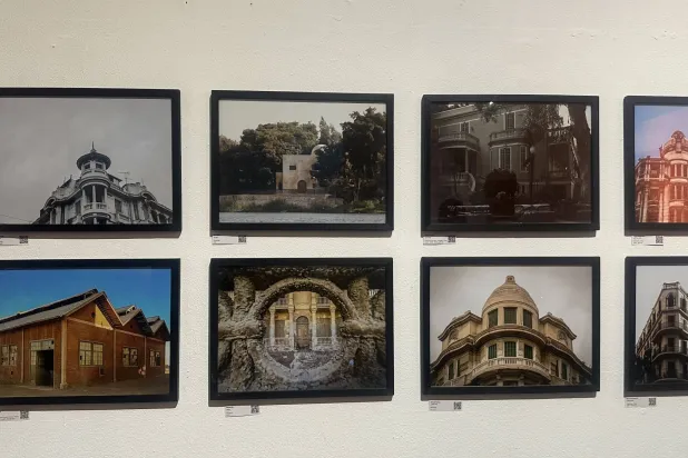 عدد من الصور المشاركة في معرض «حكايات المكان» (الشرق الأوسط)