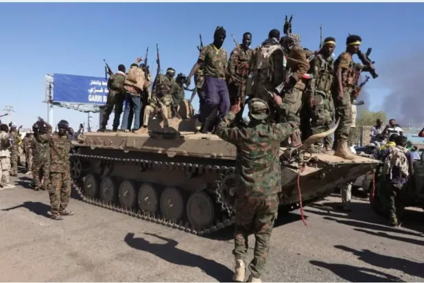 عناصر من الجيش السوداني يحتفلون بعد تحرير مصفاة نفط في شمال ضاحية الخرطوم بحري 25 يناير 2025 (رويترز)