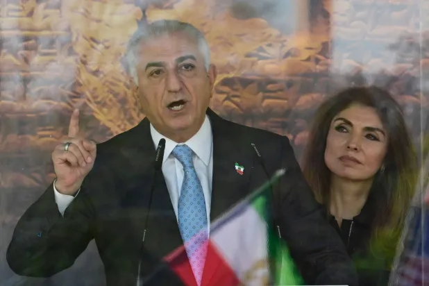 رضا بهلوي وزوجته ياسمين في برلين (أ.ف.ب)