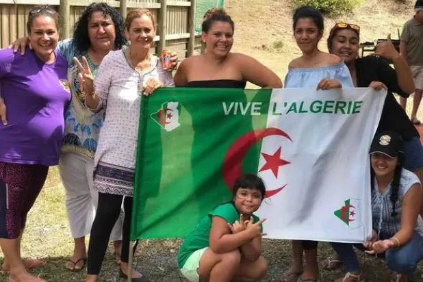 بعض أحفاد المنفيين في كاليدونيا الجديدة (حسابات ناشطين سياسيين)