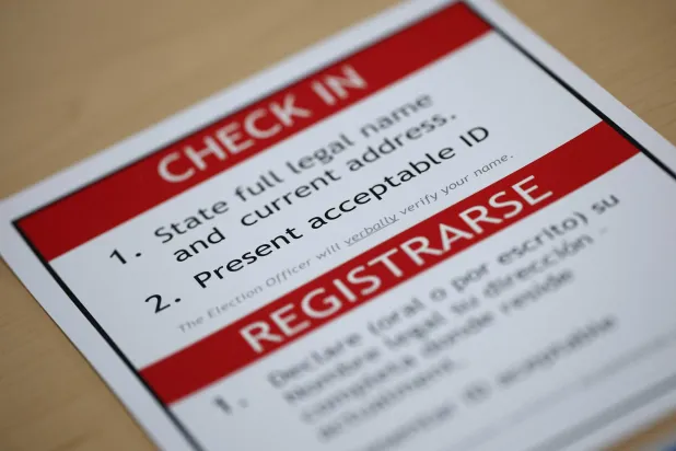 من إجراءات تسجيل الناخبين خلال عملية الاقتراع في أرلينغتون بولاية فرجينيا (أ.ف.ب)