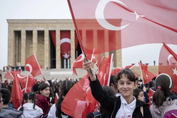 أطفال يحتفلون بـ«عيد السيادة الوطنية والطفولة» الـ106 أمام ضريح مؤسس الجمهورية التركية مصطفى كمال أتاتورك في أنقرة الخميس (إعلام تركي)