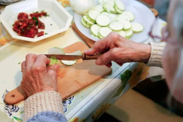 الطبخ المنزلي... وقاية من الخرف لدى كبار السن