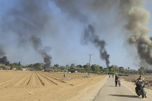 مقاتلون فلسطينيون خلال الهجوم على جنوب إسرائيل في السابع من أكتوبر 2023 (أ.ب)