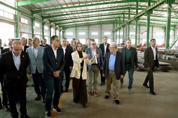 رئيس الوزراء المصري خلال افتتاح أحد المشروعات الصناعية بالمنطقة الاقتصادية لقناة السويس يوم الخميس (مجلس الوزراء)