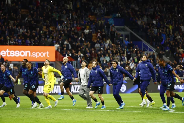 يستعد إنتر ميلان للاحتفال بلقب «الدوري» بعد التأهل لنهائي كأس إيطاليا بالفوز على كومو