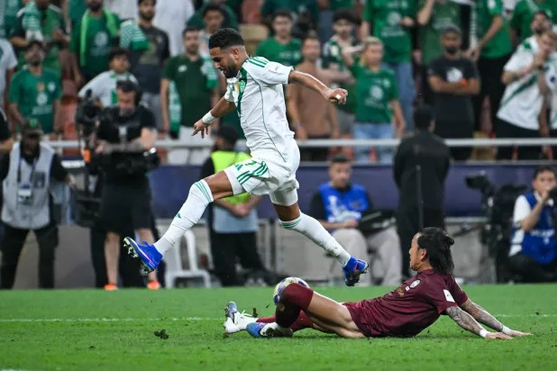 رياض محرز أحد أبرز أوراق الأهلي في البطولة (تصوير: علي خمج)