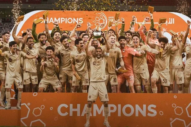 لحظة تتويج لاعبي الريان القطري بالكأس الخليجية (اتحاد كأس الخليج لكرة القدم)