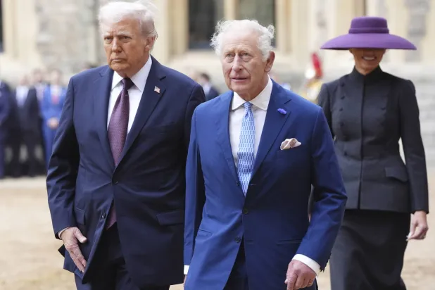 الرئيس الأميركي دونالد ترمب (يسار) والملك تشارلز الثالث يحضران حفل استقبال رسمي في قلعة وندسور بإنجلترا (أ.ب)