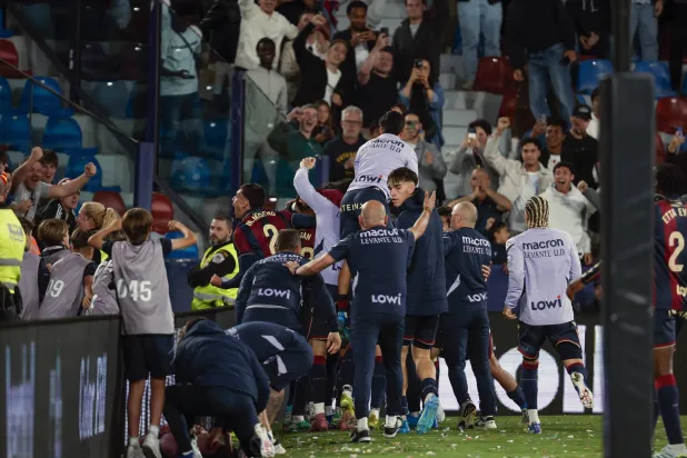 لاعبو ليفانتي وفرحة جنونية مع جماهيرهم بعد الهدف الثاني (إ.ب.أ)