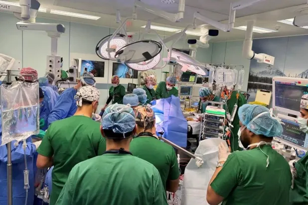 شارك في العملية 30 من الاستشاريين والإخصائيين والكوادر التمريضية والفنية (واس)