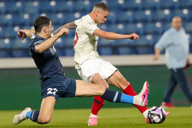 أريسلون لدى تسجيله الهدف الأول لضمك (نادي ضمك)