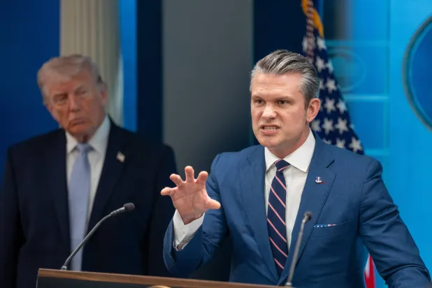 وزير الحرب بيت هيغسيث في مؤتمر صحافي مع ترمب بالبيت الأبيض في 6 أبريل 2026 (د.ب.أ)