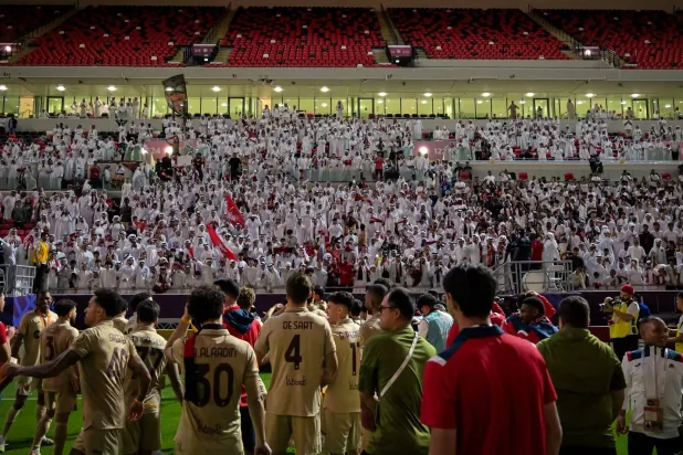 لاعبو الريان يحتفلون مع جماهيرهم بعد التتويج باللقب الخليجي (نادي الريان)