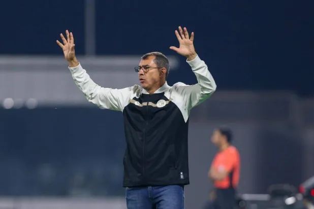 كاريلي يوجه لاعبيه خلال المباراة (موقع نادي ضمك)