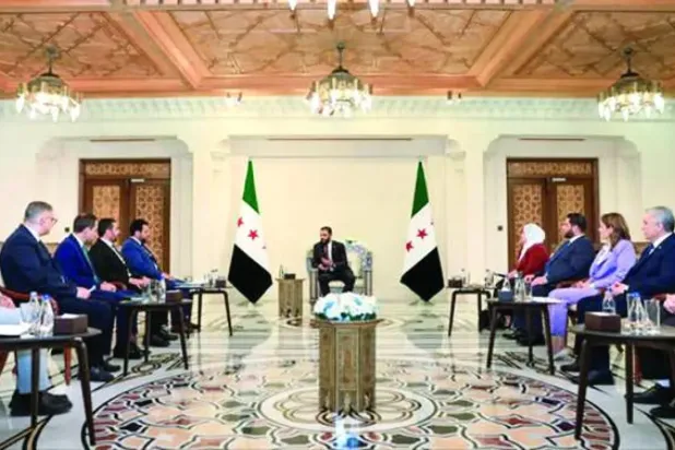 Cumhurbaşkanı Ahmed Al Şara'nın Temmuz 2025'te Halk Meclisi seçimleri Yüksek Komitesi üyeleriyle yaptığı görüşme (Suriye Cumhurbaşkanlığı)