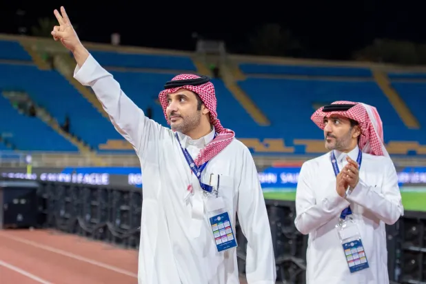 الغنام يحتفل مع الجماهير بعد الفوز على النجمة (نادي التعاون)