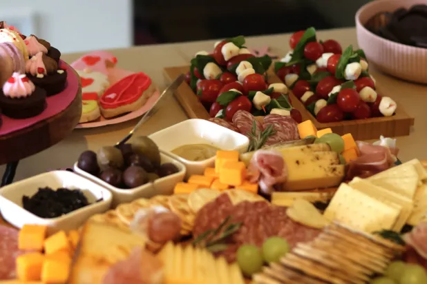 تشكيلة من المقرمشات والأجبان واللحوم والفواكه (أ.ب)