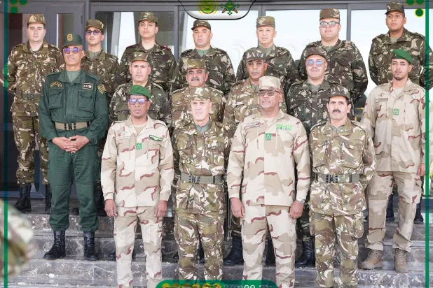 صورة جماعية لمسؤولي البلدين نشرها الجيش الموريتاني من الاجتماع عبر «فيسبوك»