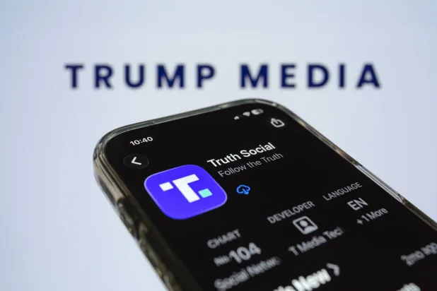 يدير ترمب حرب إيران بمنشورات على «تروث سوشيال» (د.ب.أ)