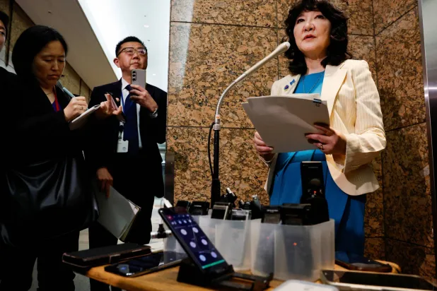 وزيرة المالية اليابانية ساتسوكي كاتاياما في مؤتمر صحافي بالعاصمة طوكيو (رويترز)