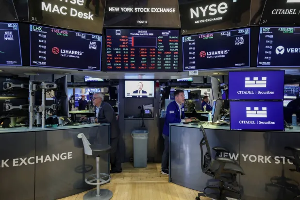 شاشات تعرض مؤشرات الأسهم داخل قاعة بورصة نيويورك (رويترز)