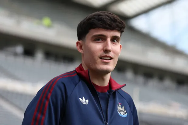 تينو ليفرامينتو الظهير الأيسر لفريق نيوكاسل يونايتد (رويترز)