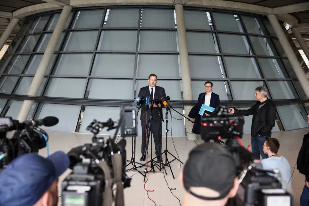 وزير المالية الألماني لارس كلينغبايل يدلي بتصريح لوسائل الإعلام قبل مناقشة خفض الضرائب على الطاقة في مجلس النواب (رويترز)