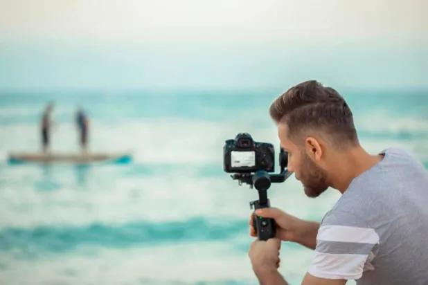 أحمد الدنف خلال التصوير (فيسبوك)