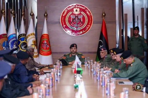 خالد حفتر مستقبلاً وفداً من قيادات «التبو» (رئاسة الأركان بـ«الجيش الوطني»)