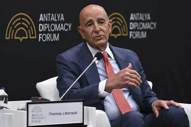 السفير الأميركي لدى تركيا توم براك أثار غضباً لدى المعارضة التركية وانتقادات أميركية بسبب تصريحات في منتدى «أنطاليا الدبلوماسي» (أ.ف.ب)
