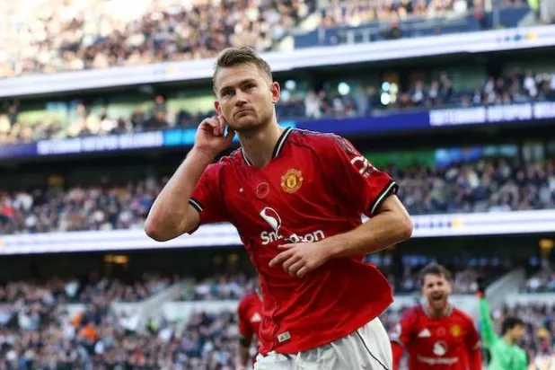 الهولندي ماتيس دي ليخت مدافع فريق مانشستر يونايتد (رويترز)