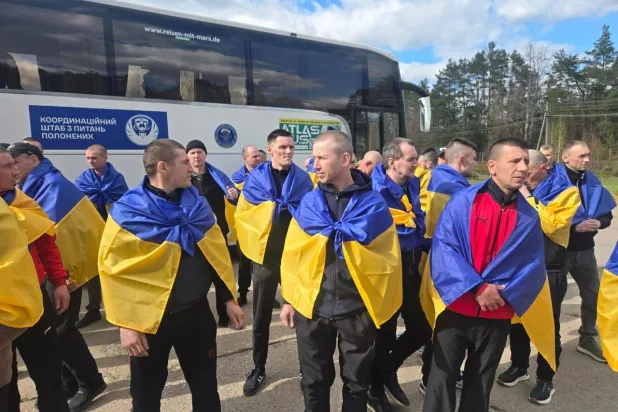 أسرى أوكرانيون لدى الإفراج عنهم من روسيا (الرئيس الأوكراني عبر منصة إكس)